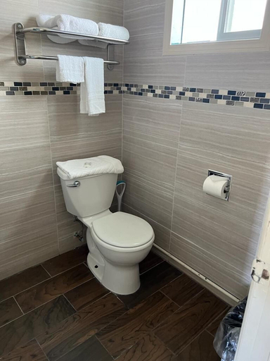 Bathroom 3, Aaron Motel, Multnomah