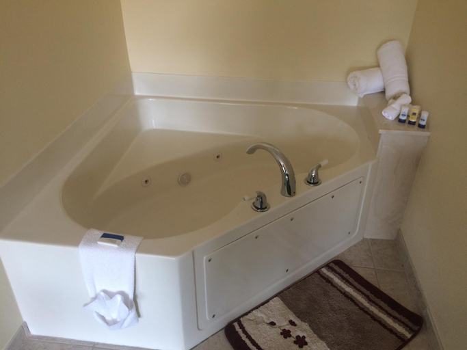 Bathroom, Hurricane Inn, Wayne