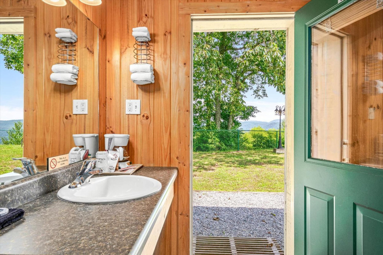 Bathroom, Green River Lodge, Polk