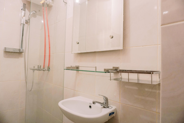 Bathroom 2, Simply Look Studio At Amazana Serpong Apartment, Tangerang Selatan