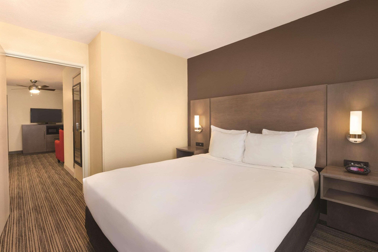 Bedroom 4, Country Inn & Suites by Radisson, Albert Lea - Austin, Freeborn