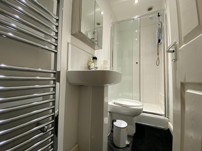 Shower 2, Nice Living Serviced Accommodations 3, Coventry