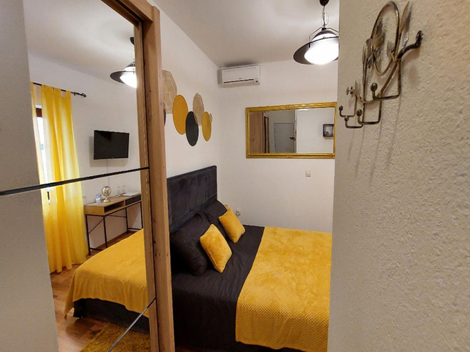 Others 5, Rooms Argo, Cres