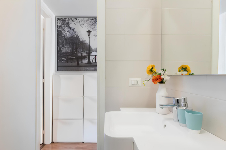 Bathroom 5, Charming Milanese Apartments, Milano
