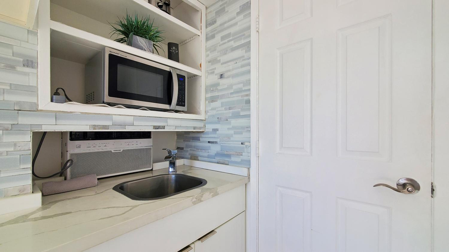 Others 4, Waikiki beach modern studio No resort fee Best location, Honolulu