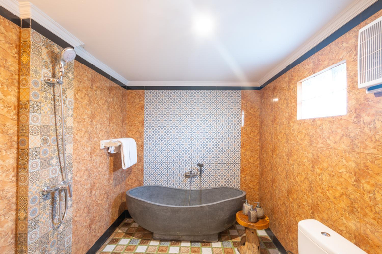 Bathroom 18