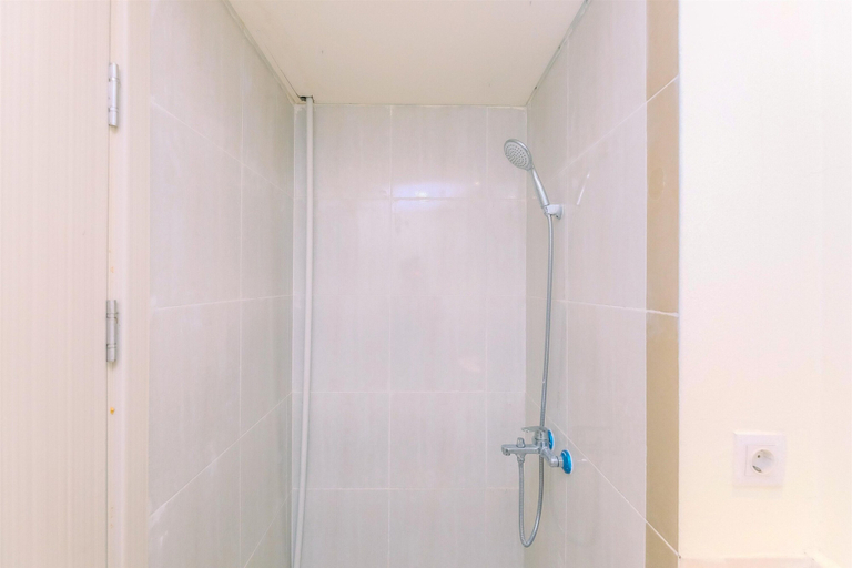 Bathroom 2, Spacious And Cozy Design 2Br With Working Room Meikarta Apartment, Cikarang