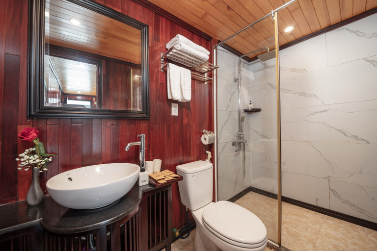 Bathroom 4, Ruby Cruise, Hạ Long