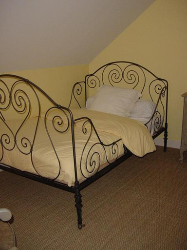 Bedroom 3, Chambres d'hotes Saint Nicolas, maisonnettes individuelles dans propriete privee, Yonne