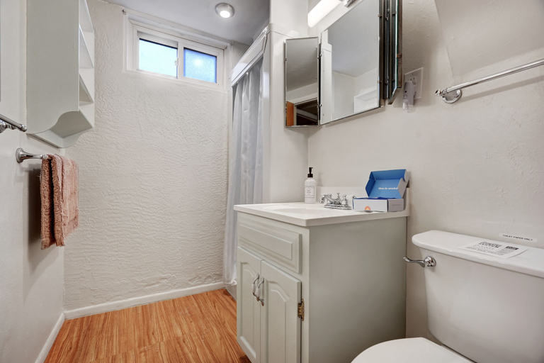 Bathroom 3, Mid-Loa Lodge, El Paso