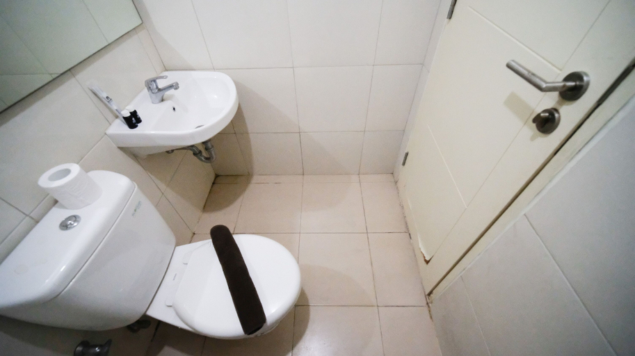 Bathroom 5, Modern And Homey Studio At Tanglin Supermall Mansion Apartment, Surabaya