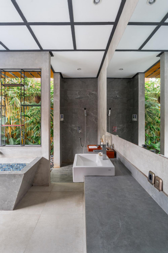 Bathroom 13