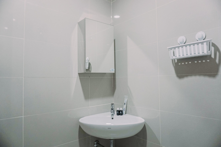 Bathroom 3, Simply And Cozy Stay Studio Apartment B Residence, Tangerang Selatan