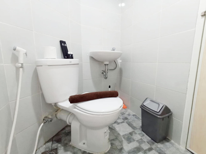 Bathroom 2, Modern Look And Homey Studio Amartha View Apartment, Semarang