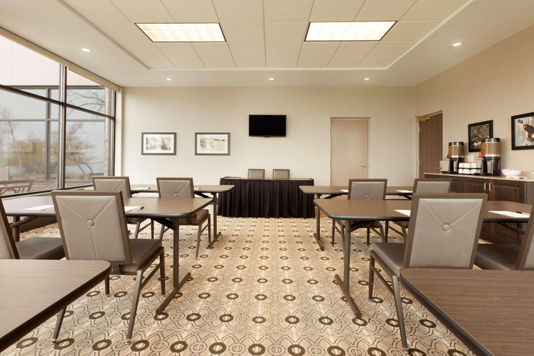 Food & Drinks 5, Country Inn & Suites by Radisson, Bemidji, MN, Beltrami