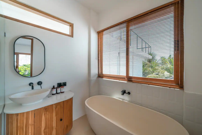 Bathroom 4, Villa Phan: Tranquil Stylish 2-Bedroom Villa in Pererenan, Badung