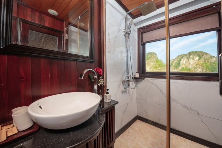 Bathroom 4, Ruby Cruise, Hạ Long