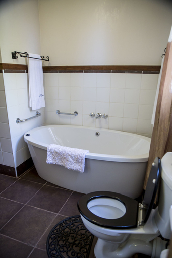 Bathroom 4, Ons Dorpshuis Guest House, Bojanala