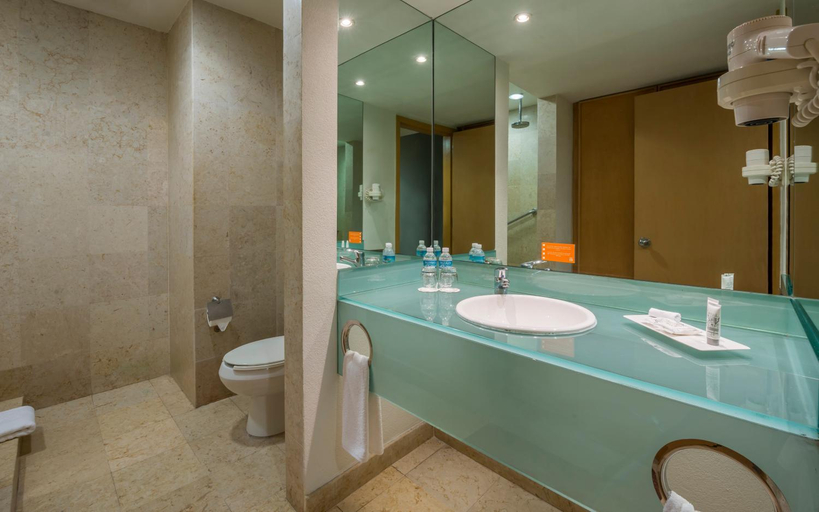 Bathroom, Real Inn Nuevo Laredo, Nuevo Laredo