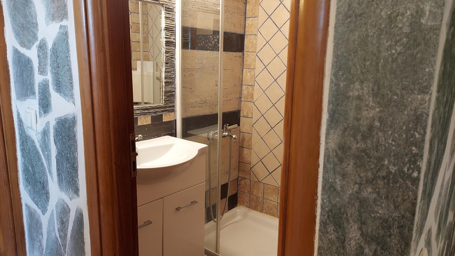 Bathroom 2, SHLEY House 1, Attica
