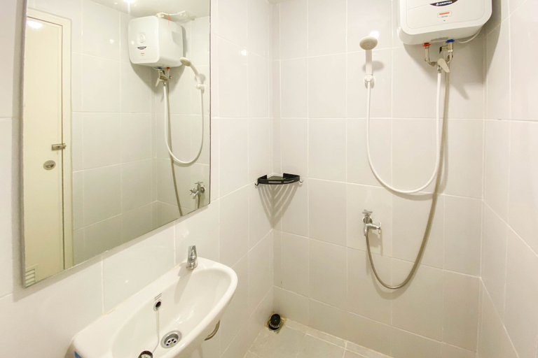 Bathroom 3, Good Price And Homey Studio Tokyo Riverside Pik 2 Apartment, Tangerang