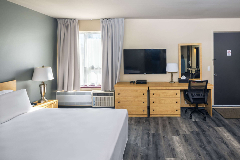 Bedroom 2, Econo Lodge, Portneuf