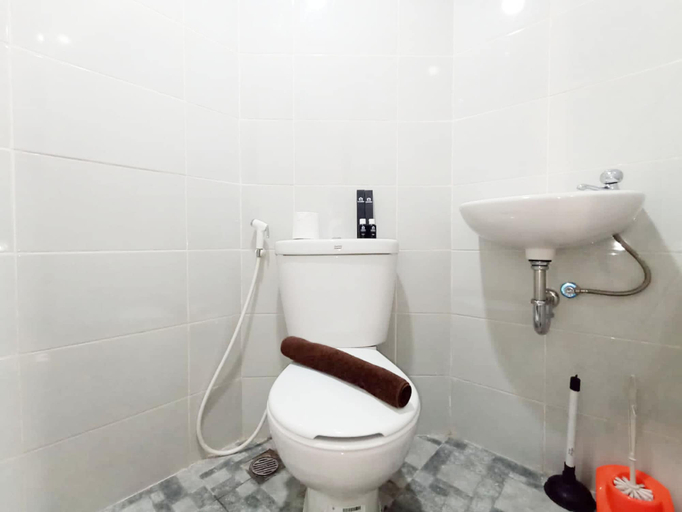Bathroom 2, Modern Look And Homey Studio Amartha View Apartment, Semarang
