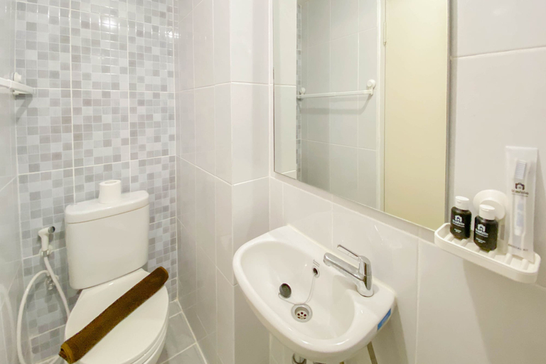 Bathroom 5, Good Price And Homey Studio At Tokyo Riverside Pik 2 Apartment, Tangerang