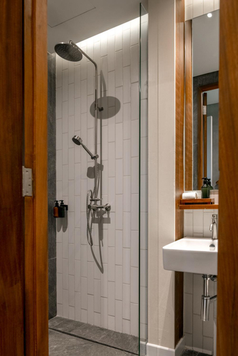Bathroom 5, Tamni, Bang Rak