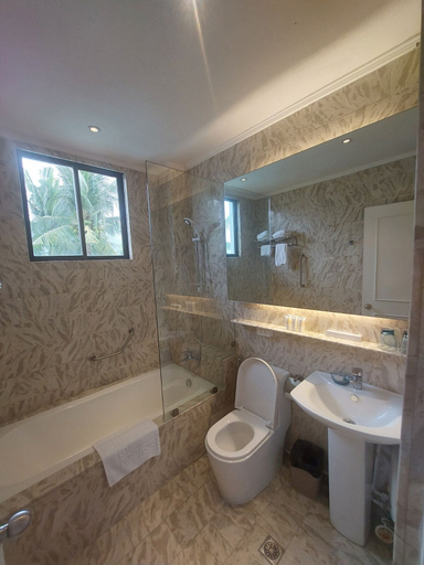 Bathroom 5, Chateau Bleu Resort, Los Baños