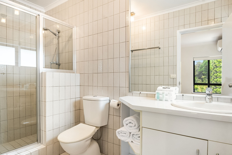 Bathroom 4, Cape Apartments, Byron