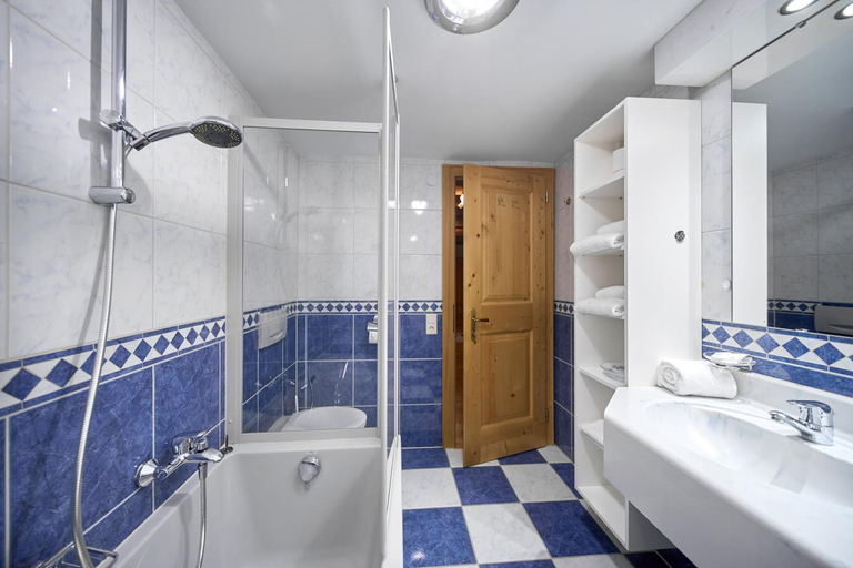 Bathroom 5, Alt Montafon Hotel Appartements, Bludenz