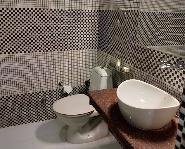 Bathroom 4, Club 7, Bareilly