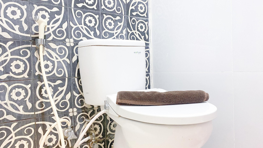 Bathroom 3, Nice And Homey 2Br Signature Park Grande Apartment, East Jakarta