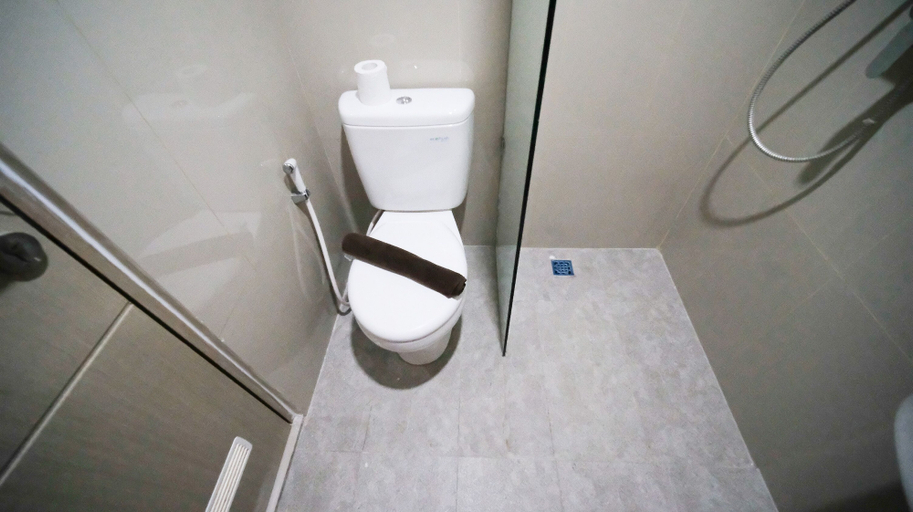 Bathroom 3, Nice And Comfy Studio Grand Dharmahusada Lagoon Apartment, Surabaya