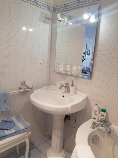 Bathroom 3, LES LUPINS, Seine-Maritime