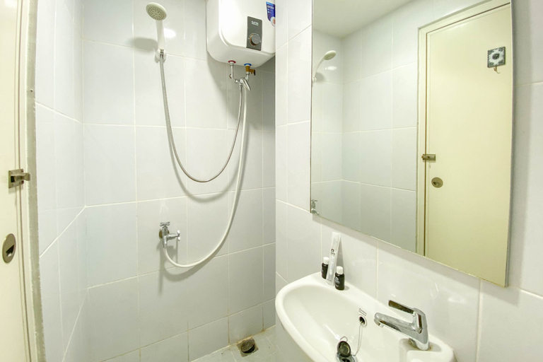 Bathroom 3, Enjoy Living And Homey Studio Tokyo Riverside Pik 2 Apartment, Tangerang