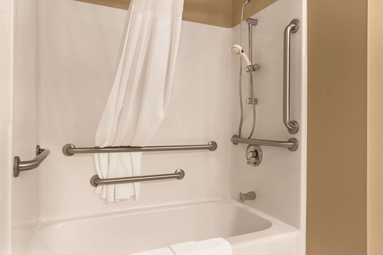 Bathroom 5, Country Inn & Suites by Radisson, Albert Lea - Austin, Freeborn