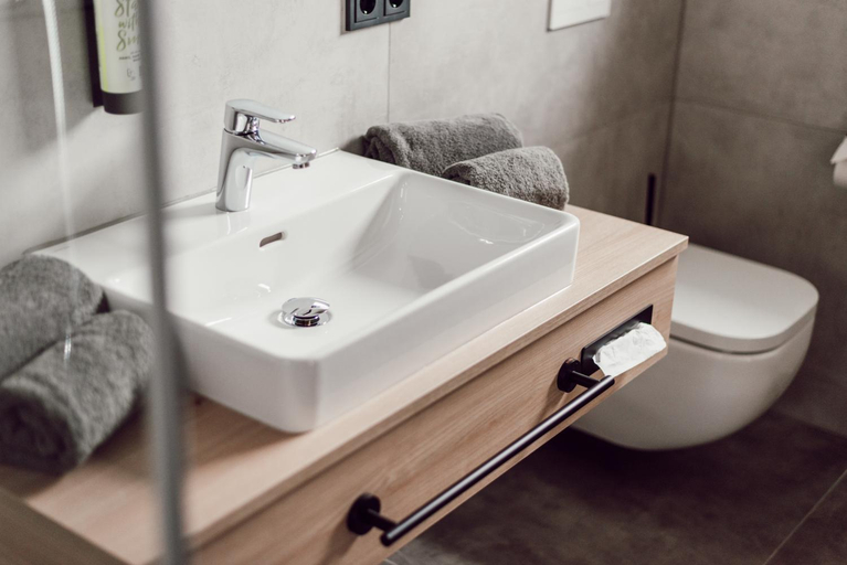 Bathroom 2, ADEBAR Stadthotel, Dingolfing-Landau