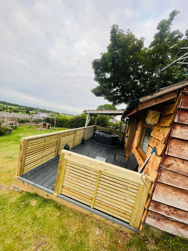 Others 2, Angies Den - hot tub & views, Flintshire