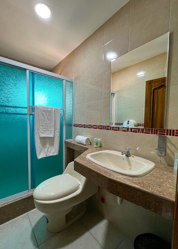 Bathroom 2, hotel hamilton, Manta