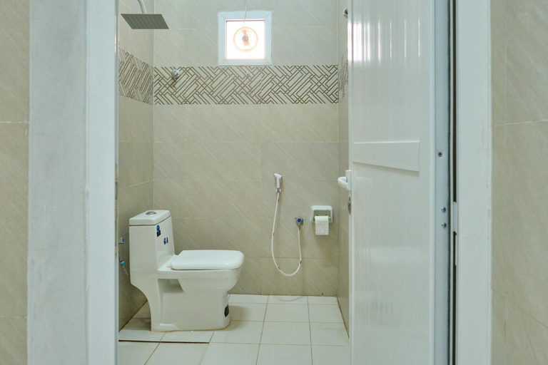 Bathroom, SalemFish Guest House, Sur