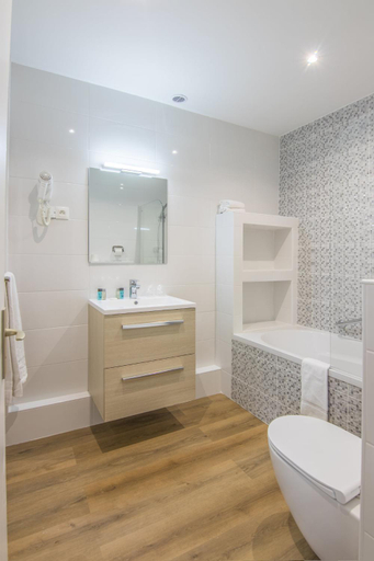 Bathroom 2, Castello, Oise