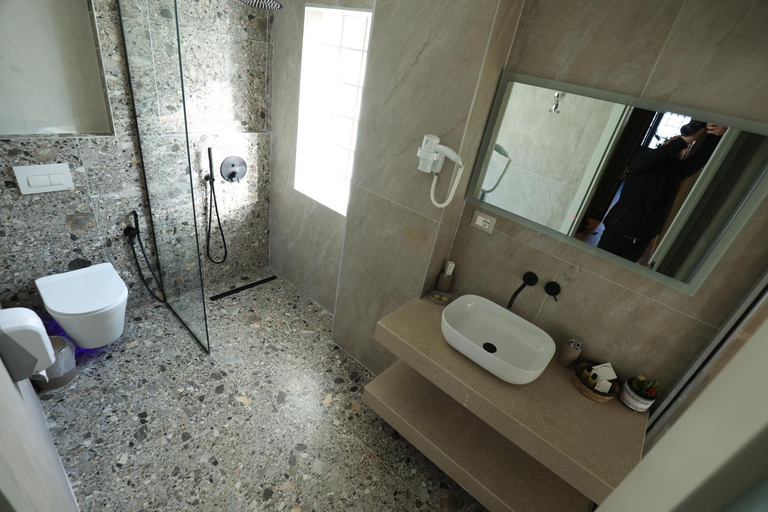 Bathroom 3, Vila Borgjeze, Korçës