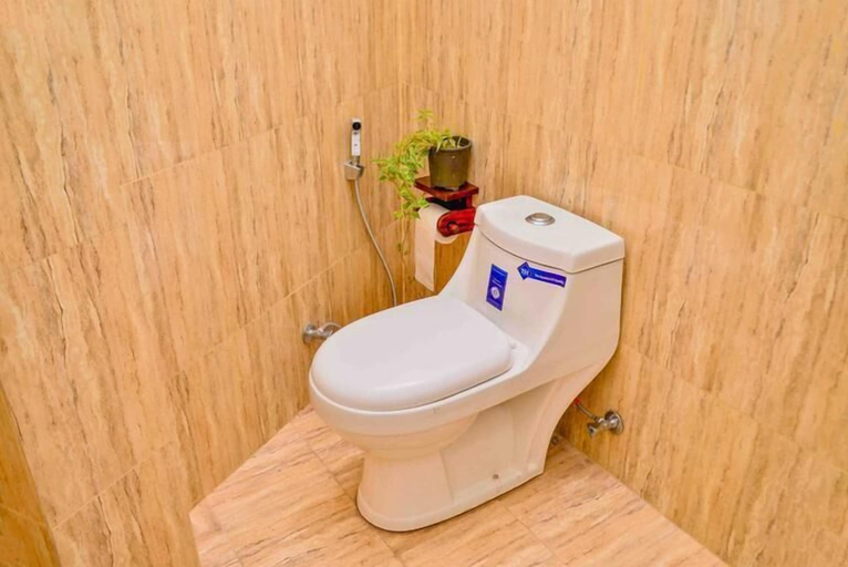 Bathroom 3, Lakdinu Apartments, Ja-Ela