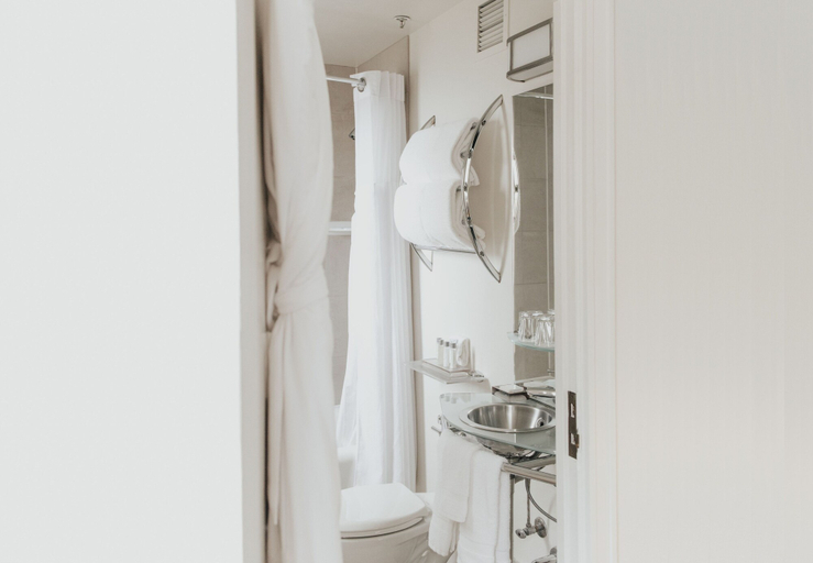 Bathroom 4, Lucia, Multnomah