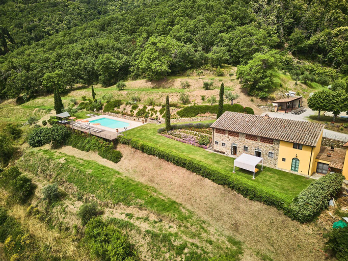 Spacious apartment with swimming pool, Arezzo
