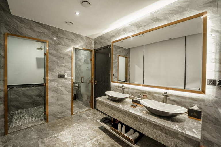 Bathroom 23