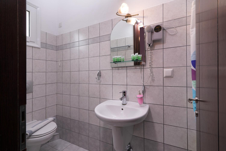Bathroom 2, Nikolas Studios, East Macedonia and Thrace