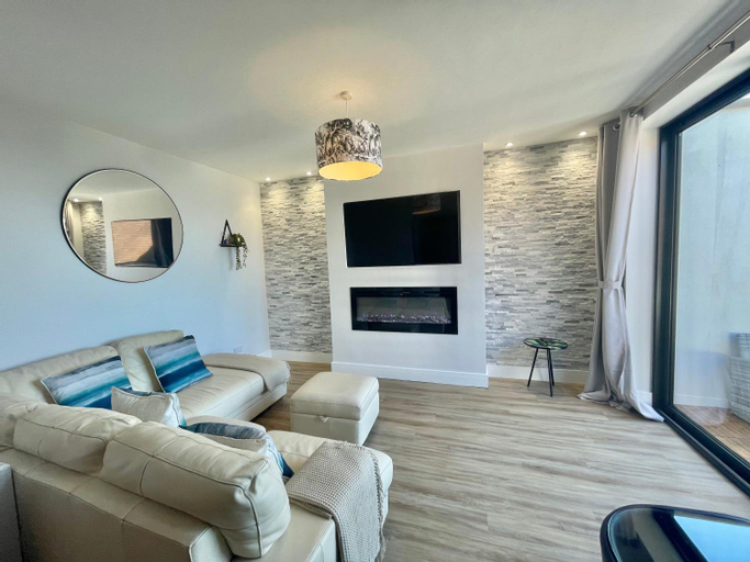 Others 4, The Alice Apartment - by Coastline Retreats - Stunning Balcony Apartment with Sea Views - Alice in W, Bournemouth